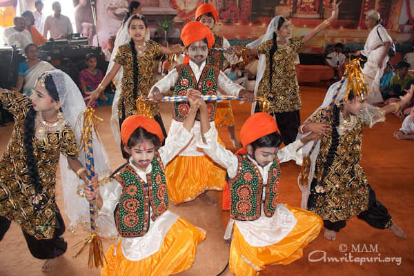 Dance by Amrita Vidyalayam children