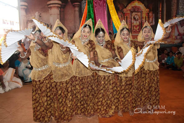 Dance by Amrita Vidyalayam children