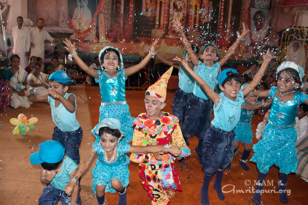 Dance by Amrita Vidyalayam children