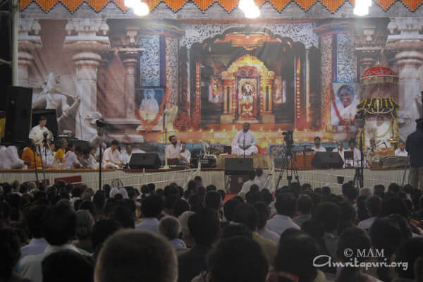 Amma giving Satsang in Trissur