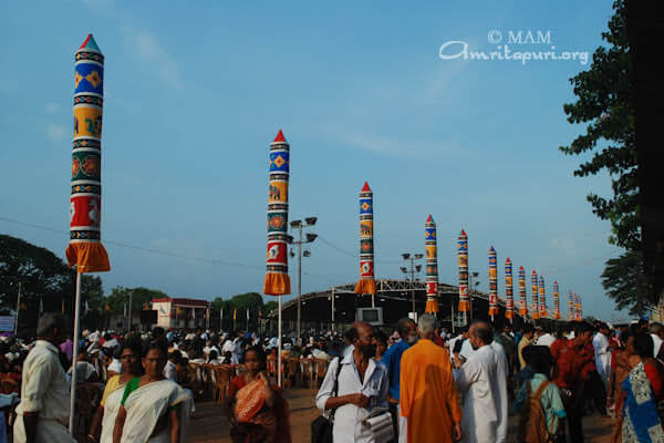 Devotees started filling up the venue from early afternoon.