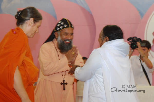 Archbishop of the Syro Malankara Church Baselios Mar Cleemis welcoming Amma