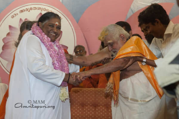 Malliyur Shankaran Nambootiri welcoming Amma