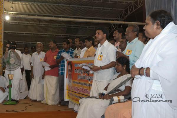 Amma's children take a pledge that they will put efforts to make their villages free from all kinds of intoxicants