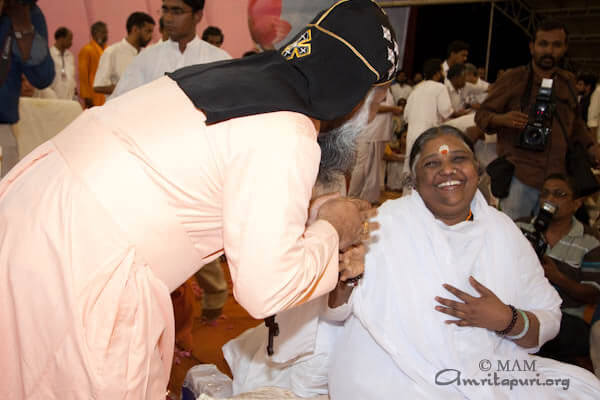 Archbishop of the Syro Malankara Church Baselios Mar Cleemis offering his respects to Amma.