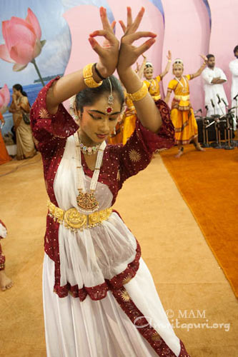 Amrita Vidyalayam student offers a dance