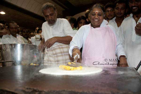 Amma making masala dosa