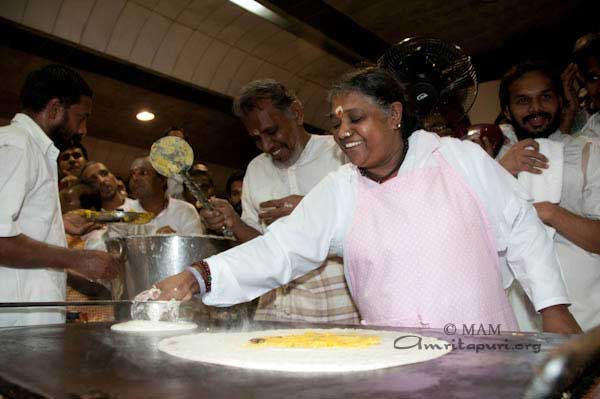 Amma making masala dosa