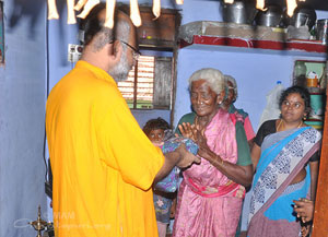 Distributing sarees in Tamil Nadu