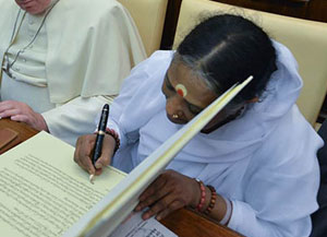 Amma signs Faith Leaders’ Universal Declaration Against Slavery at Vatican
