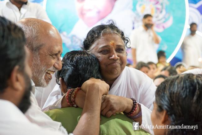 Embrace: one of those last people in the Darshan line on 28th morning.