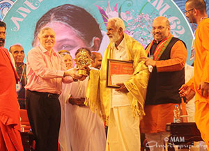 Muthukulam Sreedharan presented with 2015 Amrita Keerti Puraskar