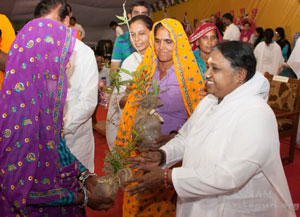 Walking form of God: Amma in Jaipur