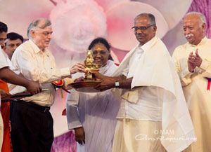 Ambalapuzha Gopakumar receives  Amritakeerti Puraskar