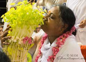 God is the indivisible oneness, devoid of all boundaries: Amma in Madurai