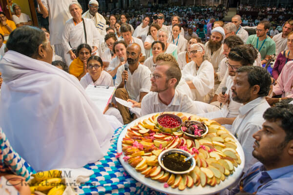 Jewish devotees celebrate Rosh Hashanah with Amma