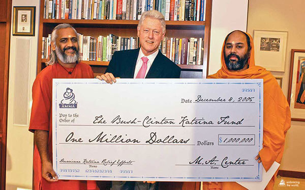 Swami Ramakrishnananda and Br. Dayamrita with Bill Clinton