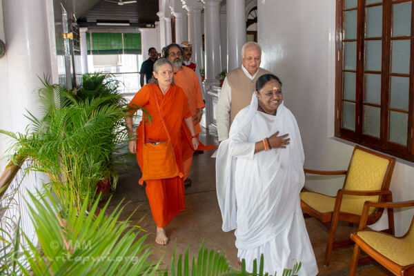 Amma visits Rajbhavan