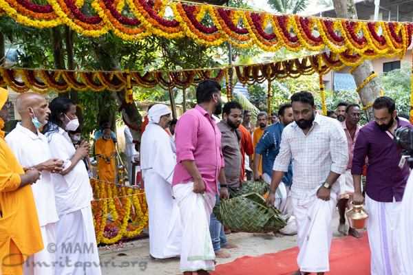 Offering Damayanthi Amma’s ashes to the ocean