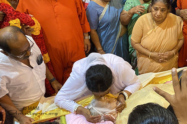 Amma’s last farewell kiss to Damayanti Amma before moving the body for cremation.