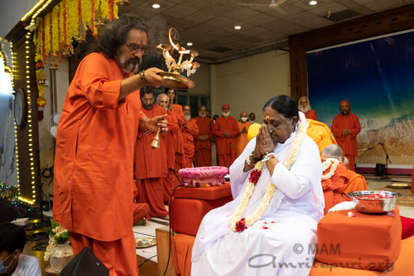 Swamiji performing Amma's arati