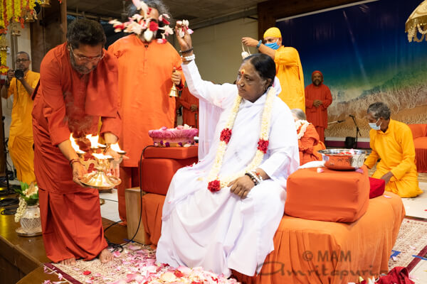 Swami Turiyamritananda performing Amma's arati