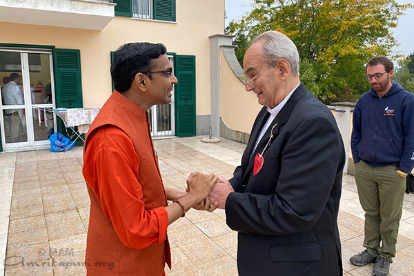 Sw Shubamritananda welcoming Bishop Sorondo