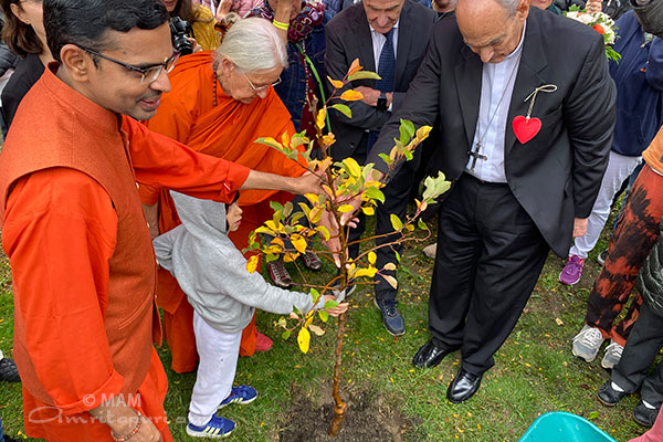 Swami Shubamrita, Swamini Amritajyoti, Bishop Sorondo and a little boy planting a tree