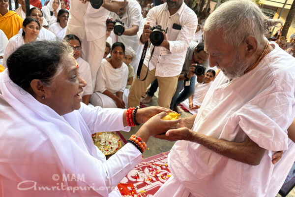 Meeting of the oldest and the Divine: Swami Sivananda meets Amma