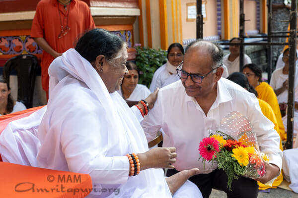 Alan Ganoo meets Amma