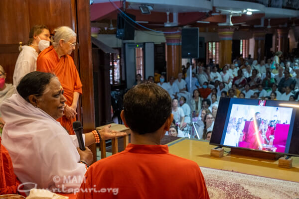 Amma blessed new Sannyasins of Patanjali Yogapeeth