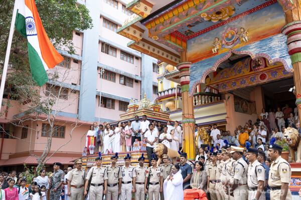 Amma hoists the flag, celebrating India’s 77th Independence Day