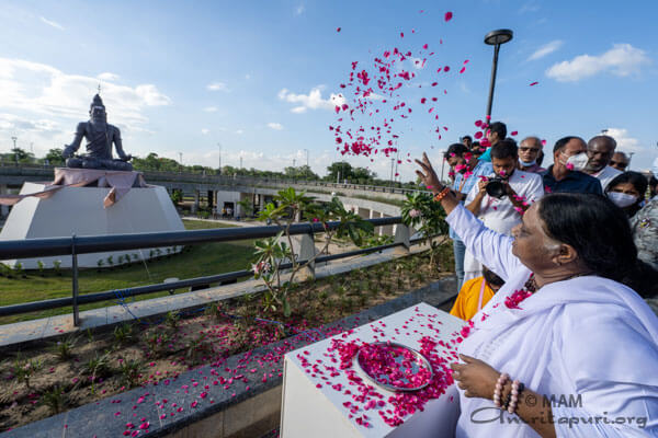 Amma unveils Maharshi Sushruta’s statue