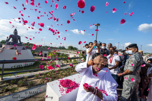 Amma unveiling statue of Sushruta in Faridabad