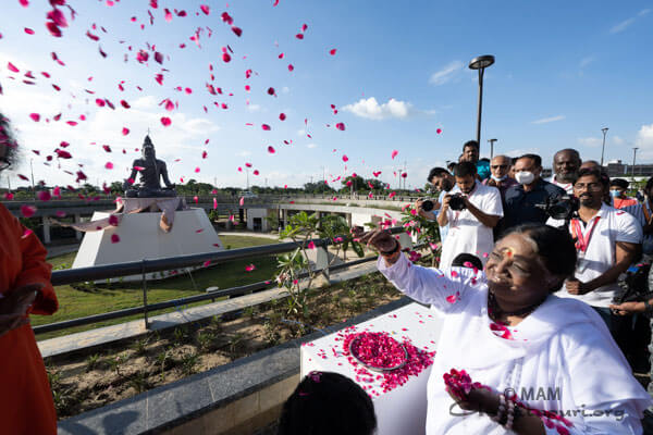 Amma unveiling Sushruta statue at Amrita Hospital Faridabad