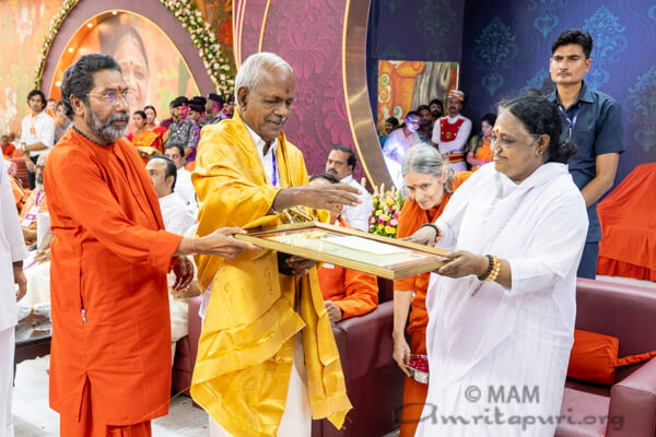 Srivaraham Chandrasekharan honored with 2022 Amrita Keerti-Puraskara