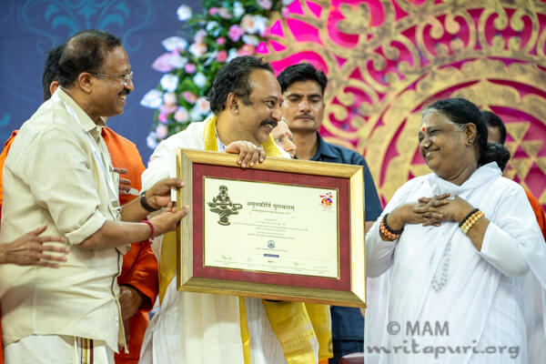 Acharya Rajesh honored with 2021 Amrita Keerti-Puraskara