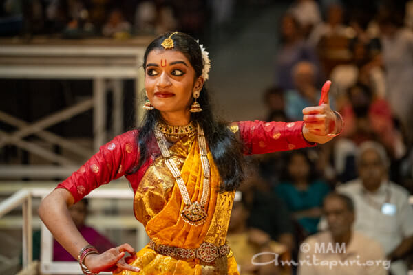 One-year-long Bhagavad Gita Jnana Yaga (700 speakers in 10 languages, from 25 countries, age 8-84, 31 Sannyasis, 311 Brahmacharis, 160 Internationals, 32 kids) concluded at Amritapuri.