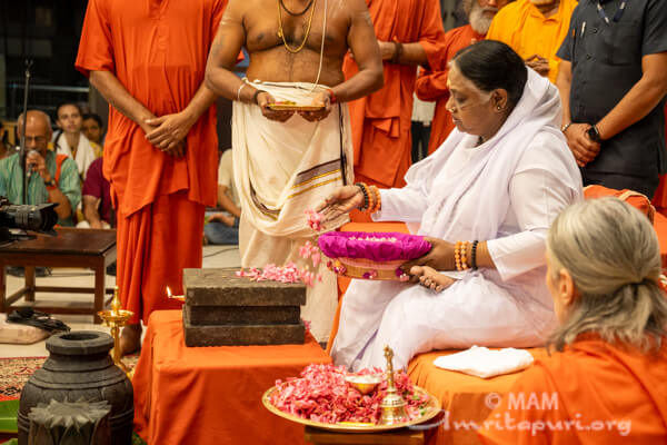Amma bestows blessings on Shadadhara Pratishta