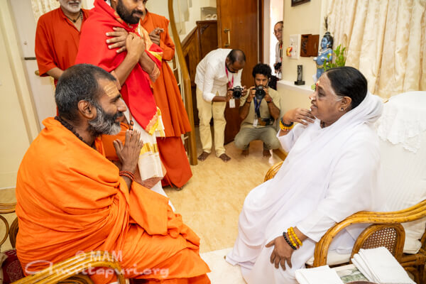 Juna Akhada Maha Mandaleshwar seeks Amma’s Blessings