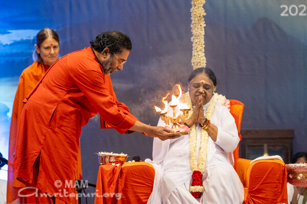 Guru: The Sun of Wisdom and the Moon of Love