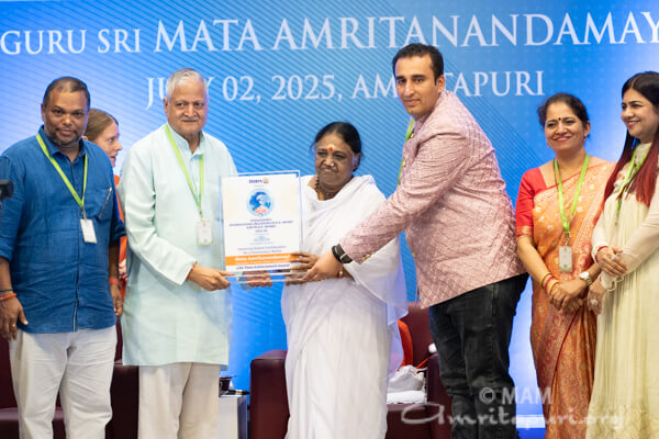 Amma honoured with VIR Peace Award for global humanitarian service