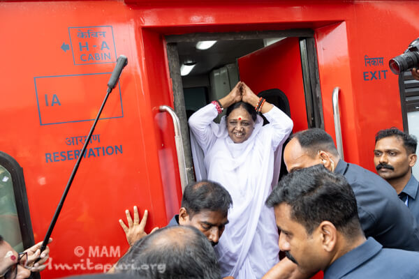 A unique train journey with Amma: from Amritapuri to Ayodhya