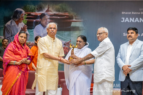 Janani Award presented to Amma for humanitarian service
