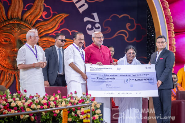 “Seva is the taraka mantra”: Vice President of India honours Amma’s life of service