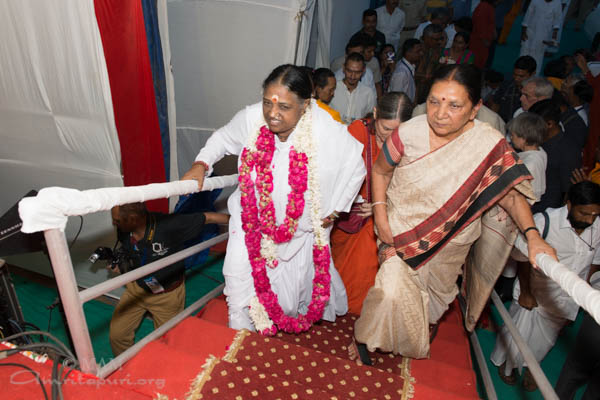 Amma, please visit us every year: Chief Minister of Gujarat Anandiben Patel