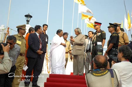 Amma with the President of India, Dr. Abdul Kalam, inaugurating Amrita Setu