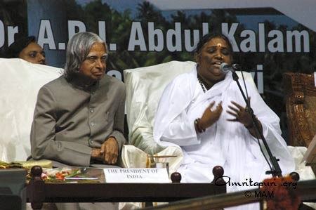 Amma speaking, on stage with the President of India, Dr. APJ Abdul Kalam