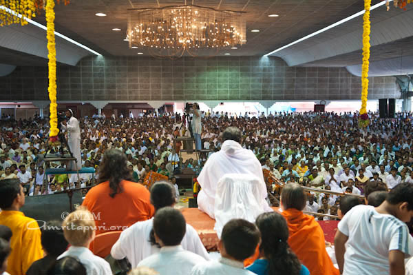 Amma gives message Amma celebrating Onam with the devotees in Amritapuri