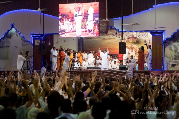 Amma dances to the tune of Baduga 16-onam01